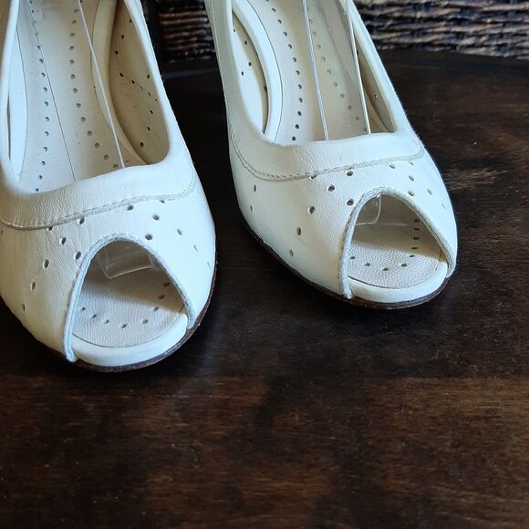CHANEL Peep Toe Mary Jane Pumps 38 Cream Perforated Leather Heels Logo Old Money - Picture 4 of 15
